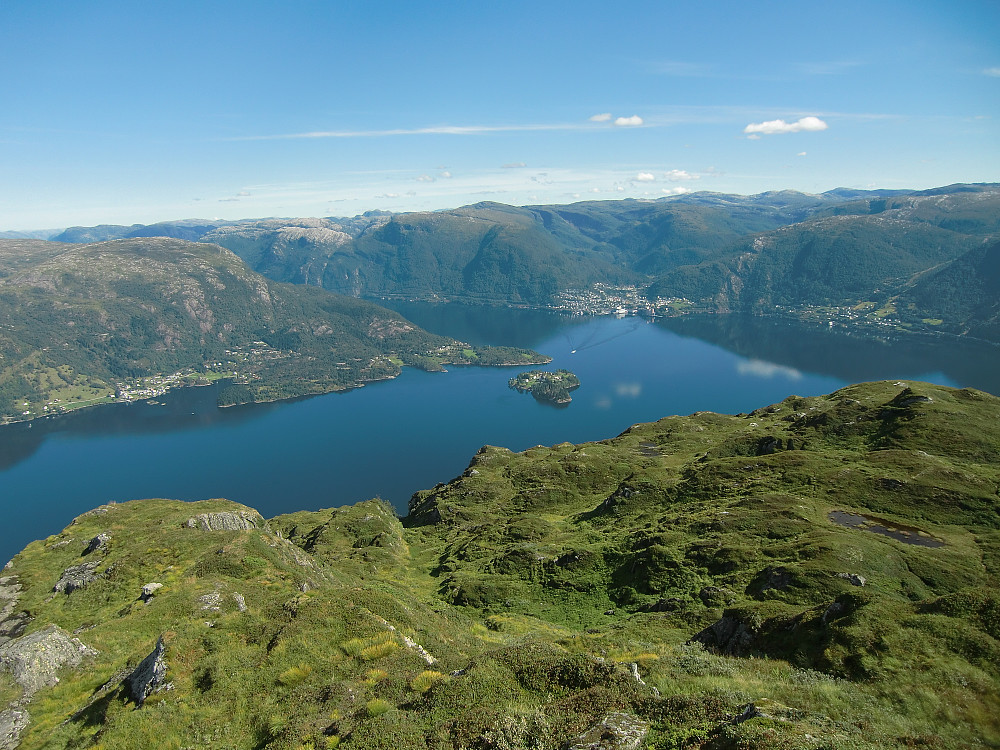 Utsikt nord for toppen mot Vaksdal og Bruvik på Osterøy. 