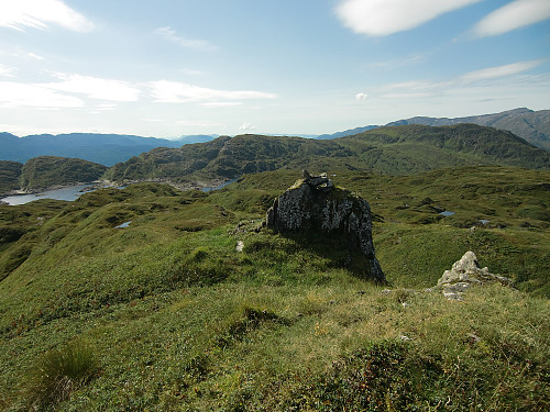 Trollabotshaugen med utsikt sydover mot Holmavatnet