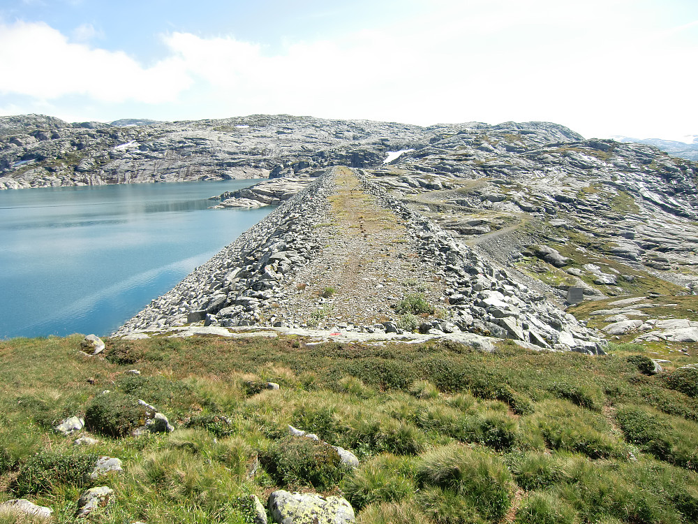 Over demningen til Juklavatnet. PS. mye vann i magasinet, snakker ikke om breene som fyller opp magasiner selv når det er varme og lange tørkeperioder.