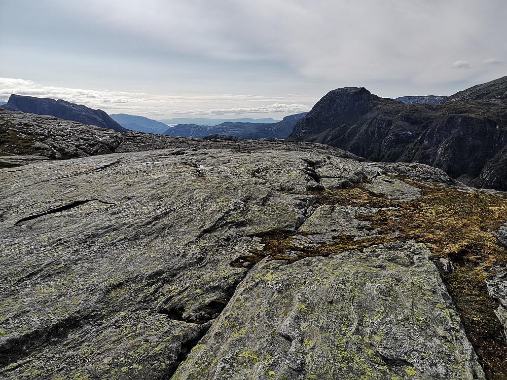 Toppen på Hallet 862 med 2 krevende topper i bakgrunnen. Bukkaknotten 1045 til venstre og Rappakrona 1075 til høyre.