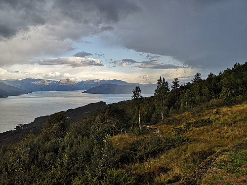 Utsikt fra støltuften på Klepp. Ser nordre del av Varaldsøy og Gygrastolen i Kvinnherad. 