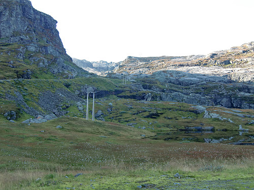 Fra start tok vi opp veien mot demningen til Svartedalsvatnet