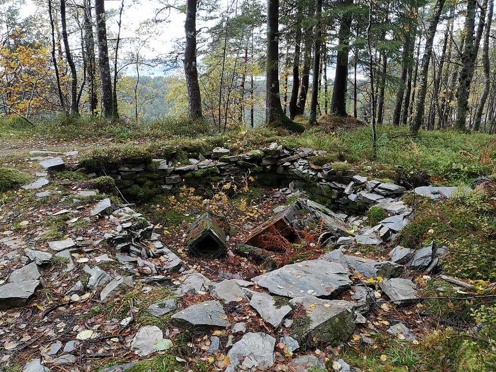 Hytten Fjellstova ligger kloss ved stien og det er det kun grunnmuren igjen av den. Historien om hytten fins ikke, svært gammel. 