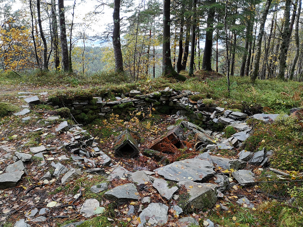 Hytten Fjellstova ligger kloss ved stien og det er det kun grunnmuren igjen av den. Historien om hytten fins ikke, svært gammel.