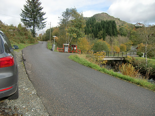 Parkerte her ved broen inn til Løyningsdalen. Ikke beste parkering, blokkerte nesten for stor lastebil som skulle over broen, den holdt på å lirke seg inn da jeg kom ned. 