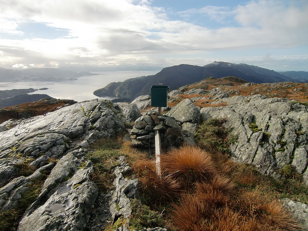 Toppen på Gråfjellet. Enste markeringen var postkassen uten lokk med resultat ødelagt bok. Jeg fant lokket i terrenget og la den på med en stor stein over.
