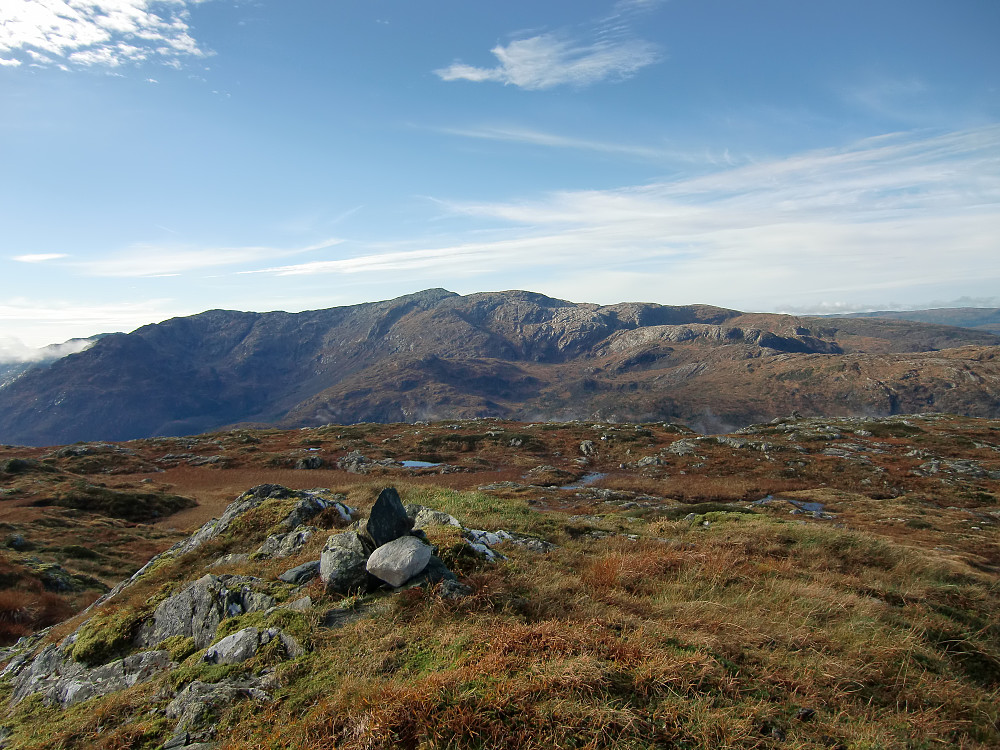 Toppen 706 på Krånipa med Gullfjellet i vest