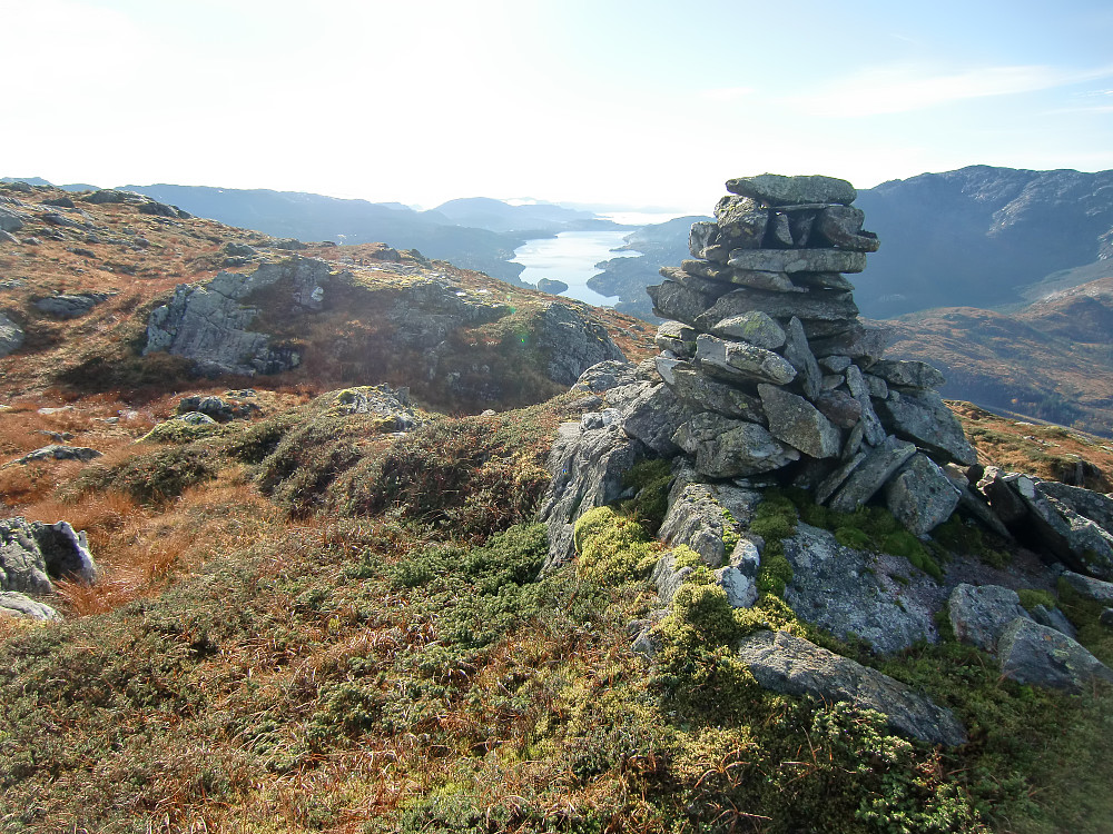 Større varde på Krånipa, ligger litt vest for toppen på 690 høydemeter.  Har utsikt ned mot Gullbotten men bilde viser mot Samnangerfjorden. Så ingen sti her men er dette en eldre rute fra Gullbotten til toppen?