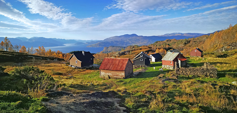 Stølene på Nyasete ligger fint og åpent til med panoramautsikt