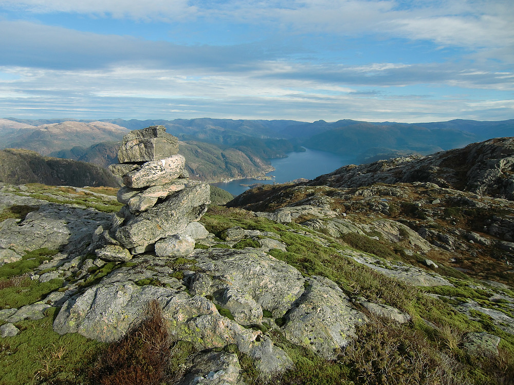 Utsikt mot øst med Romarheimsfjorden