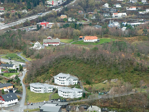 Inn-Zoomet bilde mot Eidsvåg med gården Haugane som er omkranset av boliger og motorvei