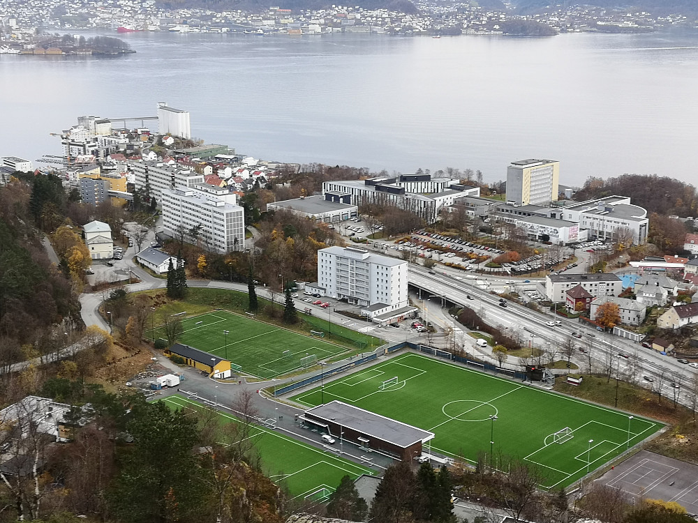 Stemmemyren Idrettsanlegg, Handelshøyskolen og Hæggernes Valsemølle fra Rognåsen. 
