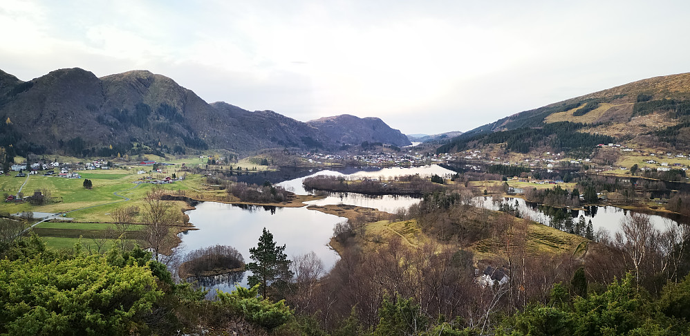 Utsikt fra Nesheia mot Haukelandsvatnet  med Unneland og Haukeland
