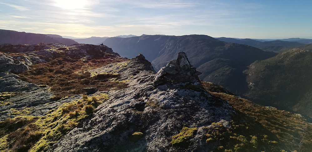 Toppen på Storafjellet. Hovedvarden ligger lengre syd med utsikt ned mot Stanghelle. 