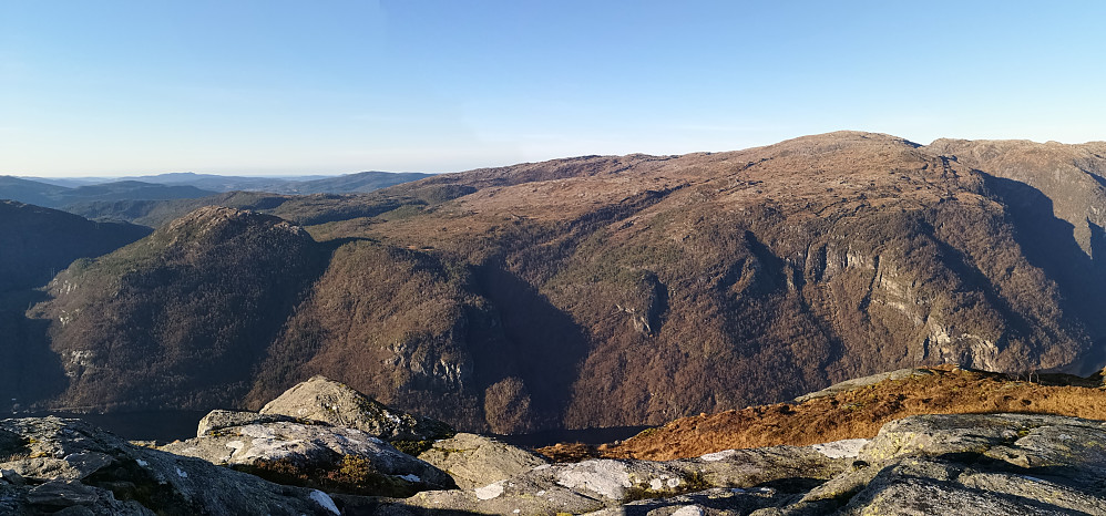 Høgafjellet og Hikletten på Osterøy fra Storafjellet. 