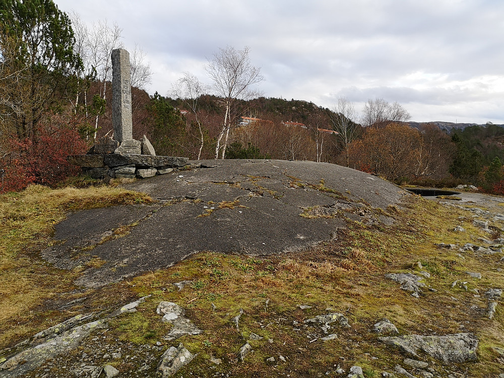 Minnesmerke over falne på Hellen Fort 1940