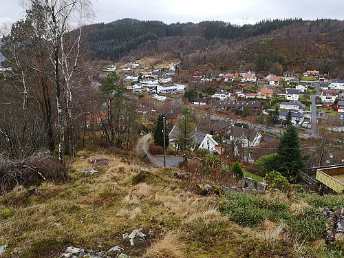 Ned til de øverste husene i Osvegen. 