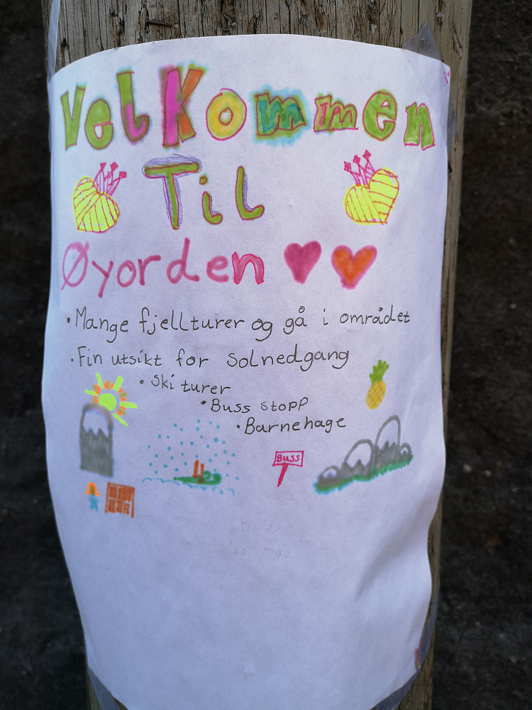 På en stolpe ved busstoppestedet i Øyjorden 