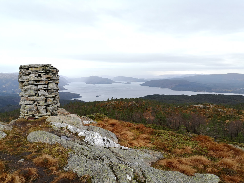 Håvarden 396 med utsikt sydover Austfjorden