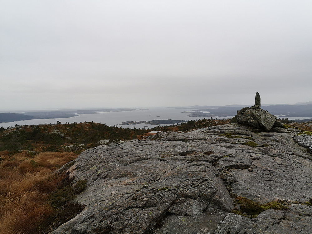 På Kvamsfjellet 399 med utsikt vestover mot Fensfjorden og Mongstad som ligger til venstre 