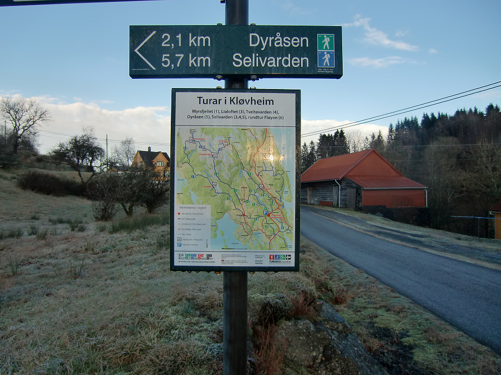 Turskilt ved snuplassen for buss på Øvretveito