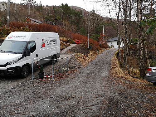 Stien begynner rett før vi kommer opp til huset, ta til venstre og følg gruset sti bak huset. 