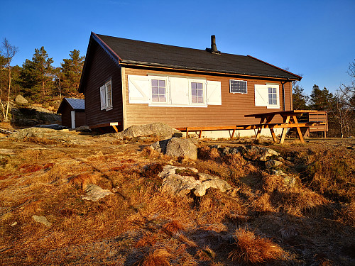 Viggohytten 305. Ny hytte på plass, gamle hytten brant ned. Sist jeg var der var det bare grunnmurene etter gamle hytten som sto igjen.