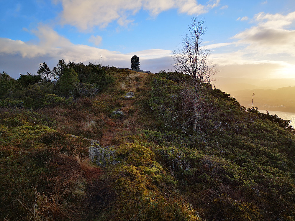 Ikke lenge etter at vi kom ut av skogen dukket varden som står på toppen opp