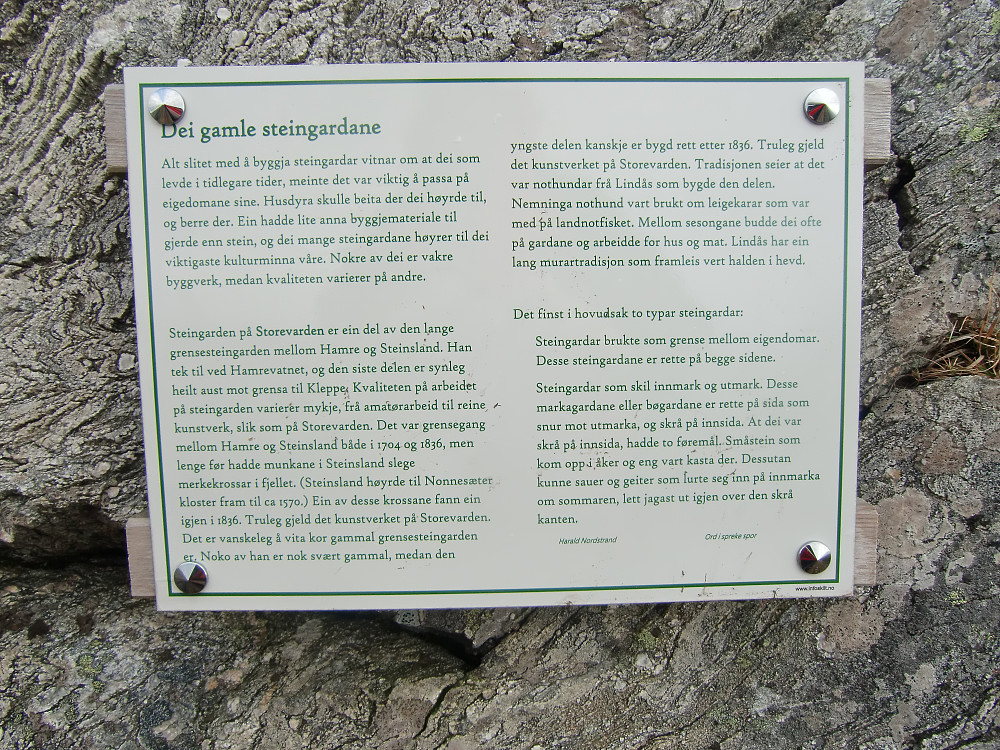 Info skilt på toppen av Storevarden med historien til grensesteingarden mellom Hamre og Steinsland 