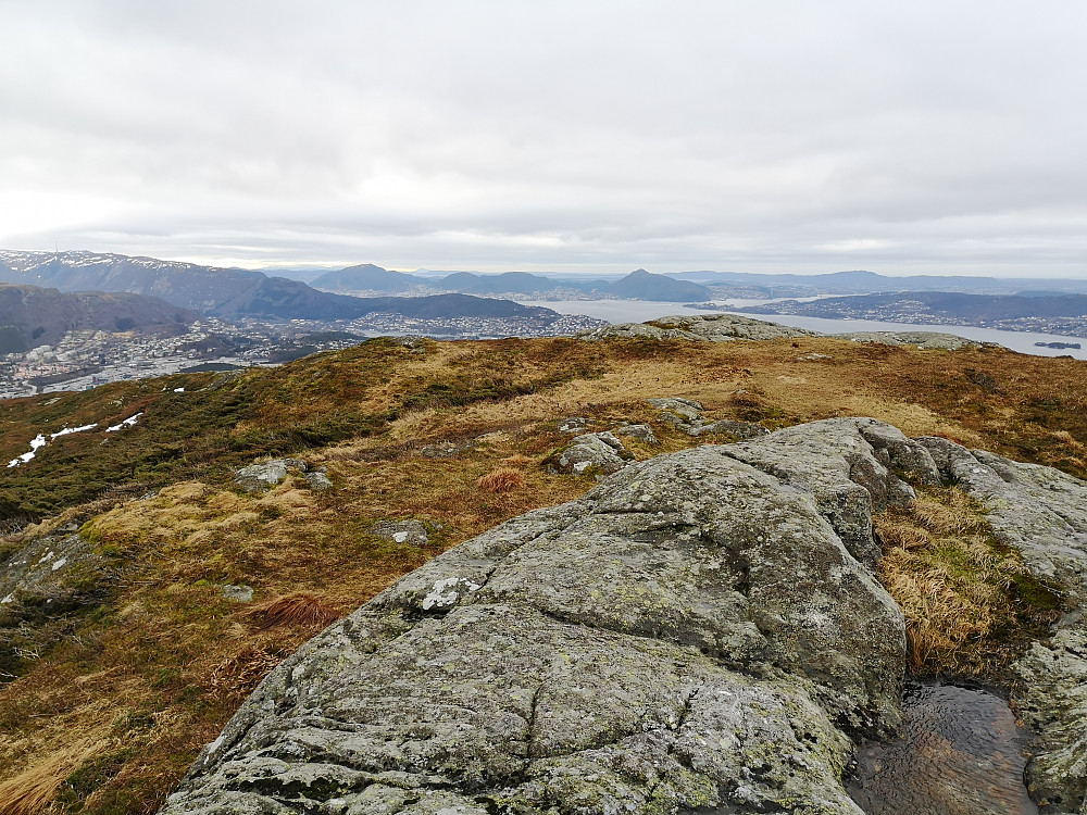Høyeste punktet på Høgstefjellet med utsikt mot Eidsvågsneset, med Løvstakken, Damsgådsfjellet og Lyderhorn bak.