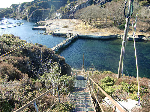 Støltrappen ned til broen som går over til Veløyna
