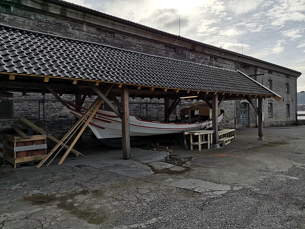 Restaurering av gammel vengebåt ved Gamle Bergen Museum. Nytt "båthus" er kommet opp siden sist jeg var her. 