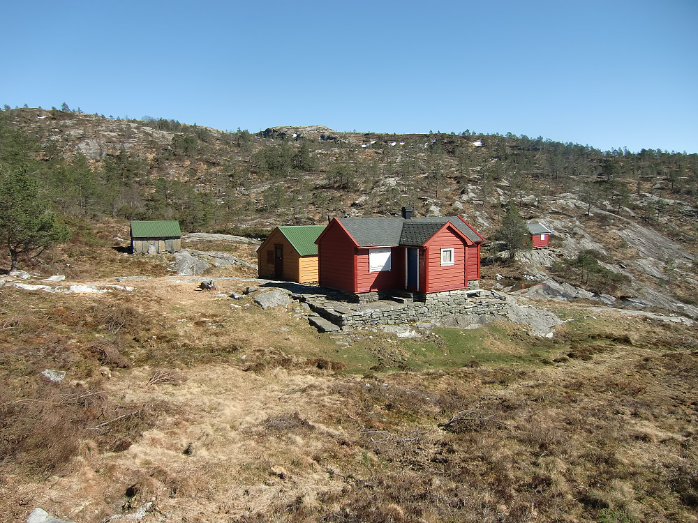 Bernessætra ble vårt tur mål for denne gang. Stien går videre til Høgafjellet og er merket 4,1 km. herfra.