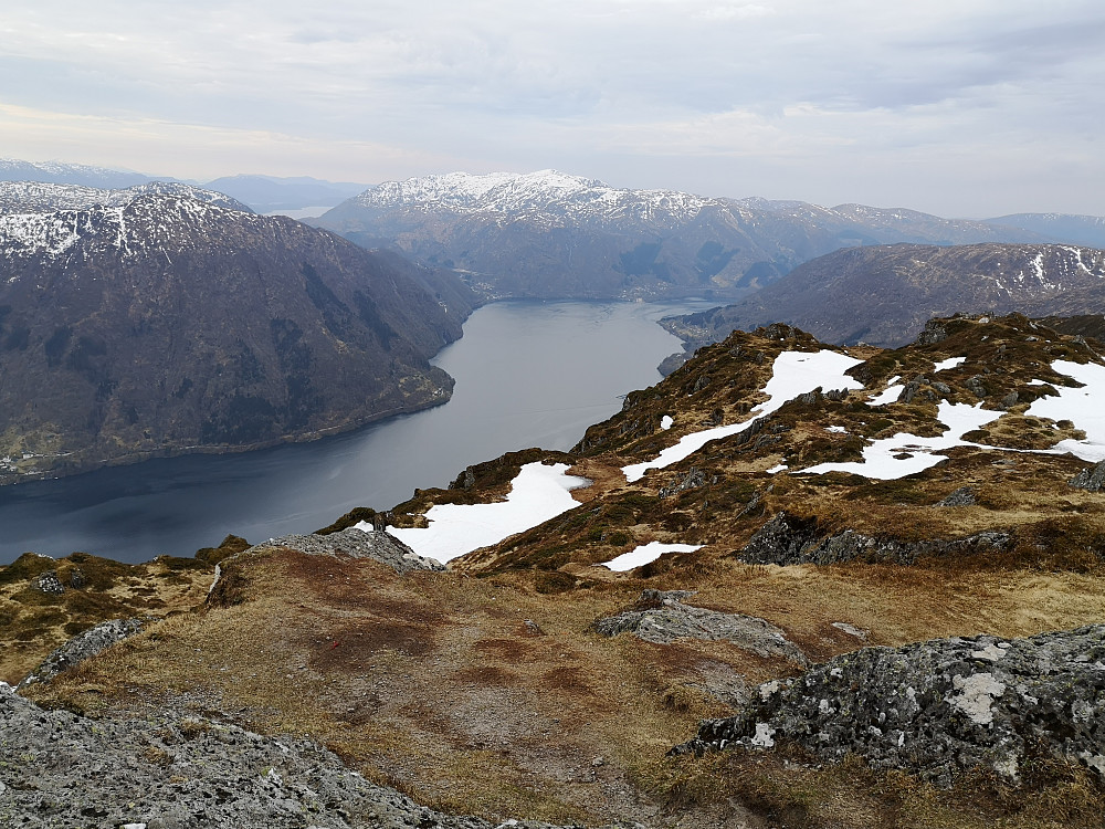Utsikt fra Bruviknipa, Hananipa til venstre og Gullfjellet midt i bildet. 