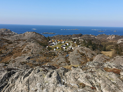 Campingplassen på Telavåg ligger like vest for toppen. 