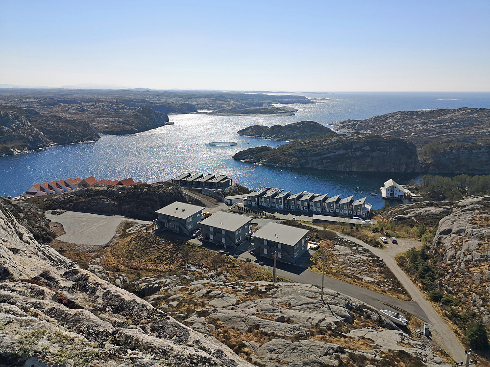 Utsikt mot syd ut Telavågen, med nye rorbuer og hyttefelt kloss under Telaburet.  
