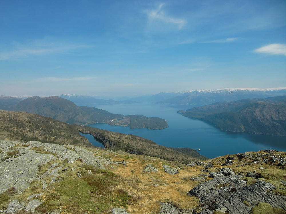 Utsikt fra ryggen mot Bondesund og Hissfjorden