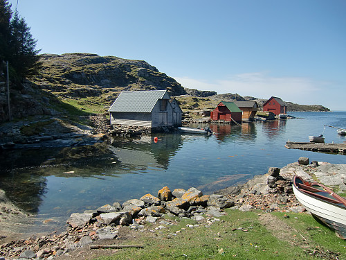 Innerst i vågen, stien går bak nøstene og videre utover.