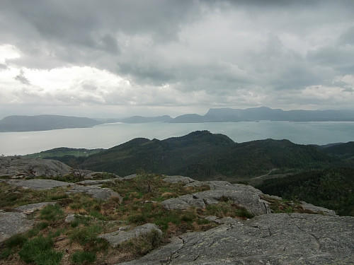 Utsikt mot syd, Bjørnefjorden, Tysnes og mot Bondesundet. 