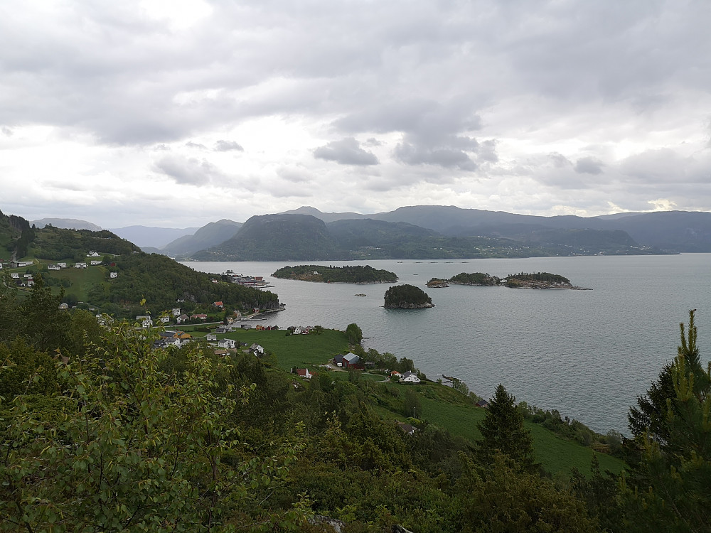 Utsikt fra Kletten mot Knappholmen, Stegleholmen og Storholmen som ligger utenfor Strandvik. 
