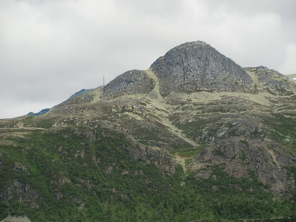 Zoomet bilde av Lille Gaustakne med litt av Gaustatoppen i bakgrunnen. 