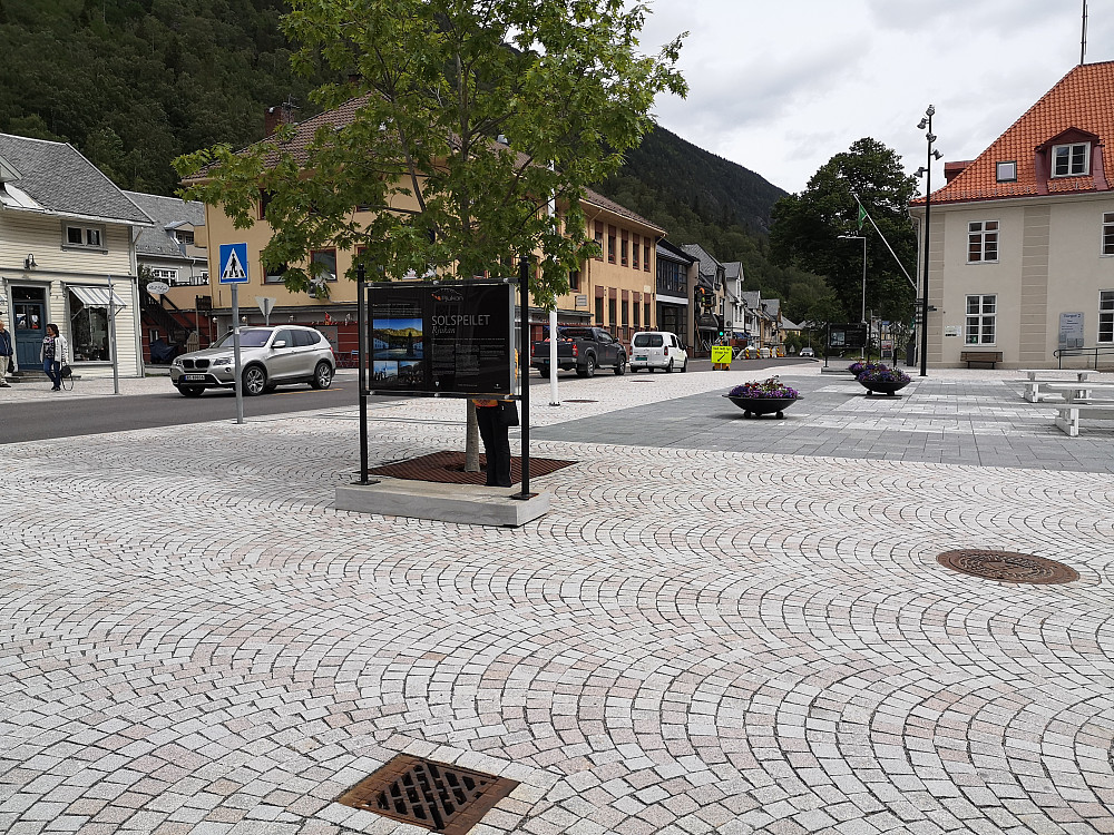 Torget på Rukan der solspeilet treffer.