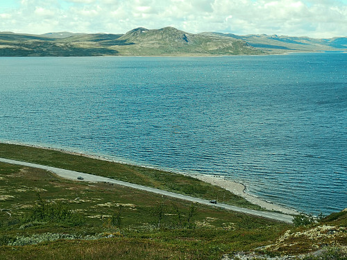 Sønstevatn og stistart med parkering