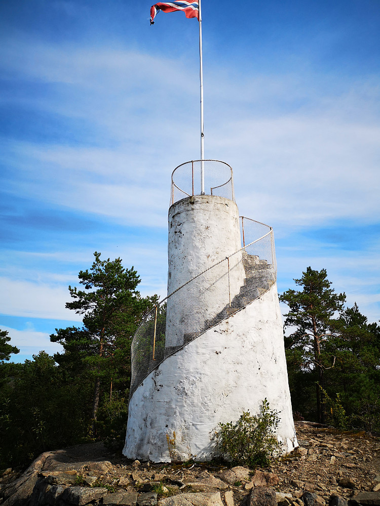 Tårnet, på toppen er vi høyere en Furulunden.    Flott utsikt fra tårnet. La tårnet inn som PB utsiktspunkt.