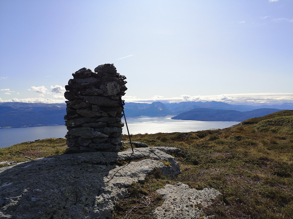 Varden på Storefjell mot Varaldsøy og Gygrastolen 