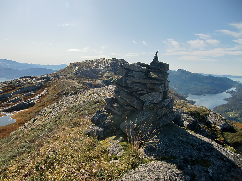 Orraaksla 749 med utsikt mot Daurmålsegga 807