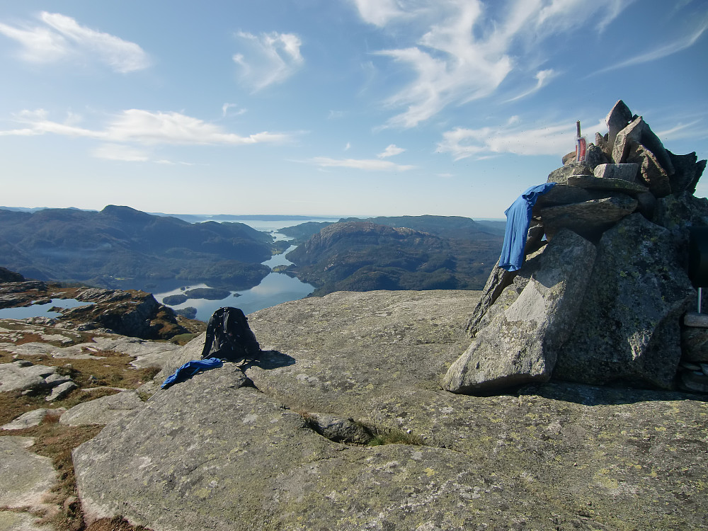 Daurmålsegga 807 med utsikt mot Skogseidvatnet og Henangervatnet. 