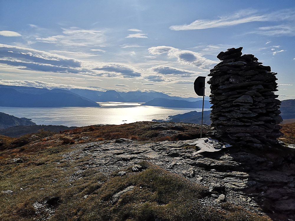 Haukåsfjellet med utsikt mot Hissfjorden i Hardangerfjorden.