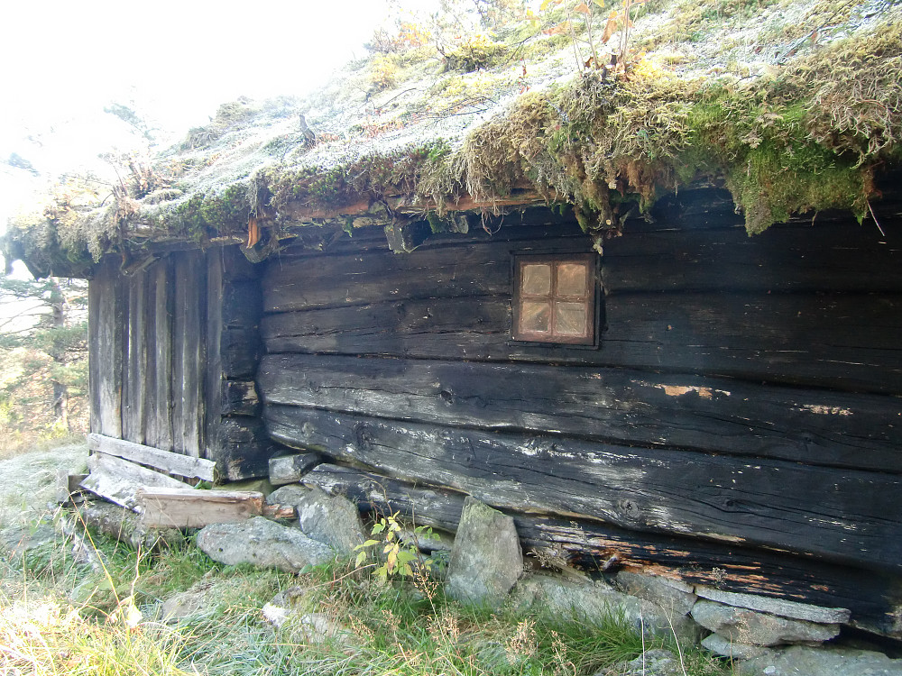 Stølen Liasete tilhører en gård i Selvik og dette stølshuset er fra 1759 og restaurert på 1980 tallet. Ikke mye lys som får slippe inn her. 