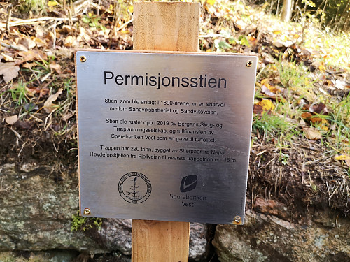 Fra Fjellveien gikk turen opp Permisjonsstien til Sandviksbatteriet